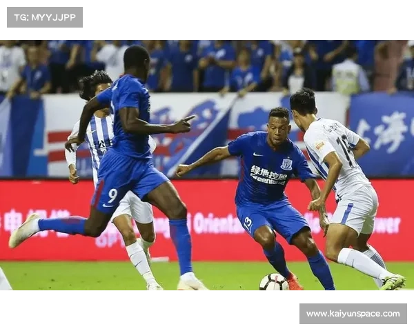 帕福斯FC主场暴雨如注，比赛一度暂停15分钟